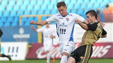 Zleva Dominik Kraut (Baník Ostrava) a Radim Nepo�itek (Znojmo).