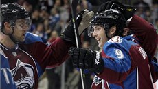 Hokejisté Colorada Matt Duchene (vpravo) a Jan Hejda se radují z gólu.