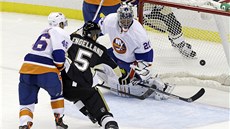 Deryk Engelland ustál souboj z obráncem New York Islanders Matte Donovanem a