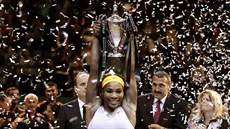 POČTVRTÉ. Serena Williamsová s trofejí pro vítězku Turnaje mistryň.