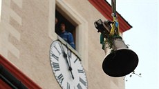 Po vysv�cení zvony vynesl je�áb do v�e.