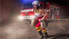 B�ezen. Zásah za�íná, jedna z hasi�ek b�í z hadicemi.
