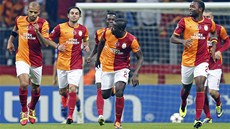 JE TAM. Fotbalisté Galatasaray Istanbul se radují z gólu Felipe Mela (vlevo),