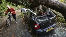 Británii zasáhla jedna z nejsilnjích bouí za poslední roky (28. íjna)