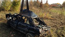 Na míst se stetlo BMW X5 s renaultem, náraz byl velmi silný (25. íjna 2013).