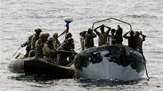 Zásahové komando z australské válené lod Melbourne zatýká somálské piráty