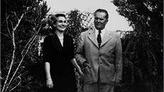Josif Broz Tito a Jovanka Brozová se procházejí v prezidentské letní rezidenci