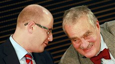 Bohuslav Sobotka a Karel Schwarzenberg pi pedvolební debat lídr stran,...