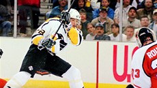 Jaromír Jágr se raduje z gólu, který vstelil do sít Chicaga jeho týmový spoluhrá Mario Lemieux.