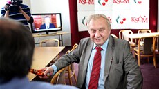Europoslanec Miloslav Ransdorf ve volebním tábu KSM v Praze. (26. íjna 2013)