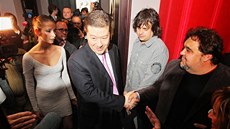 Tomio Okamura s pítelkyní pichází do volebního tábu hnutí Úsvit. (26. íjna