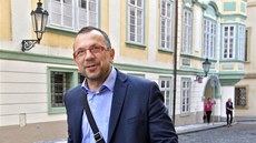 Jaroslav Foldyna pichází do Poslanecké snmovny na setkání nov zvolených