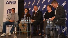 Josef Hájek (uprosted) na pedvolebním mítinku v Ostrav. Vpravo od nj...