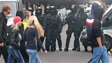 Protestující chtli do Pívozu, cestu jim zahradili policejní tkoodnci. (28.