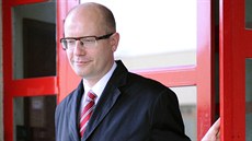 P�edseda �SSD Bohuslav Sobotka odevzdal 25. �íjna ve Slavkov� u Brna sv�j hlas...