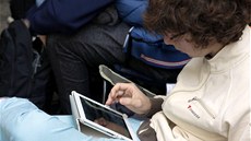 Telefony a tablety byly nej�ast�j�ími prost�edky, jak se p�i �ekání zabavit.