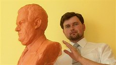 Martin Herzán dokon�il hlin�nou bustu prezidenta. K 70. narozeninám Milo�e...