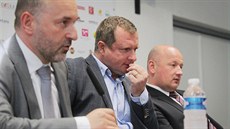 Zástupci Viktorie Plzeň vysvětlují, proč trenéra Pavla Vrbu (uprostřed) nepustí...