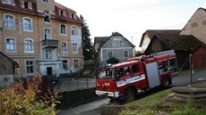 Hasi�ské auto u ubytovny v Havlovicích, kde v jednom z pokoj� ho�elo.