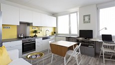 Kuchyn� se "stá�í" pod okno, oknem lze servírovat rovnou na stolek na balkon�.