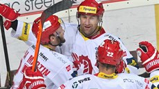 Třinečtí hokejisté se radují z gólu v duelu s Hradcem Králové.