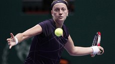 VÍTĚZNÁ BITVA. Petra Kvitová zdolala Němku Kerberovou a postoupila do semifinále Turnaje mistryň.