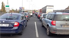 Nehoda šesti osobních aut na pražské Jižní spojce (25. října 2013).