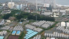 Na leteckém snímku jaderné elektrárny Fukušima ze srpna 2013 jsou v popředí...