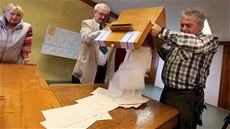 Dřevěnou volební urnu vyrobil v krušnohorské Přebuzi už za první republiky