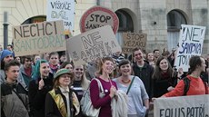 Zhruba tyi stovky lidí protestovaly 22. íjna 2013 v Olomouci proti plánu na...