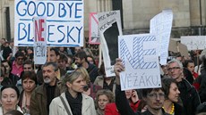Zhruba čtyři stovky lidí protestovaly 22. října 2013 v Olomouci proti plánu na...