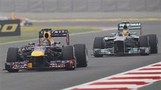 Sebastian Vettel z Red Bullu ujídí Lewisi Hamiltonovi z Mercedesu.