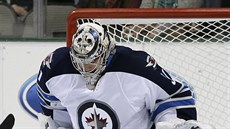 Ondej Pavelec z Winnipegu zasahuje v utkání s Dallasem.