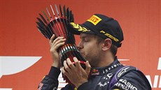 Sebastian Vettel ze stáje Red Bull s trofejí pro vítze Velké ceny Indie.