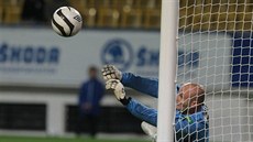Teplický gólman Martin Slavík chytá penaltu plzeskému Marku Bakoovi.