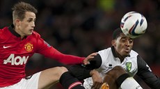 Adnan Januzaj (vlevo) z Manchesteru United bojuje o mí s Leroyem Ferem z...