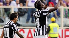 K NEBESŮM. Krajní záložník Juventusu Paul Pogba (vpravo) zvýšil ve 40. minutě...