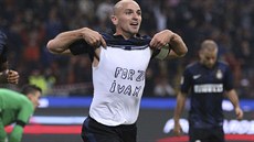 DR SE, KAMARÁDE. Esteban Cambiasso po své tref ukázal nápis na triku pod...