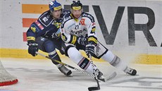 MOTÁM PUK ZA BRANKOU. Vítkovický útoník Petr Húevka (vpravo) chce objet...