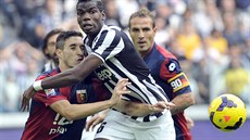 TLO NA TLO, ALE MÍ JE PRY. Paul Pogba z Juventusu (v ernobílém) a Sime...