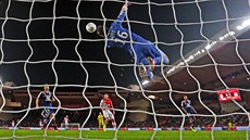 FAMÓZNÍ ZÁKROK. Branká Lyonu Anthony Lopes (uprosted) likviduje anci Monaka.