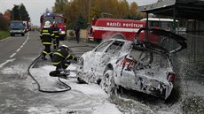 Pi váné nehod se srazilo osobní auto s motorkou u Pottejna (23.10.2013).