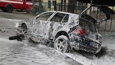 P�i vá�né nehod� se srazilo osobní auto s motorkou u Pot�tejna (23.10.2013).
