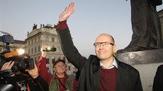 Bohuslav Sobotka zdraví píznivce na demonstraci na jeho podporu na Hradanském