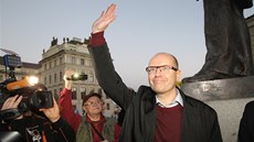 Bohuslav Sobotka zdraví p�íznivce na demonstraci na jeho podporu na Hrad�anském