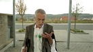 Herec Tomáš Hanák se v klipu proměnil v podomního agitátora, který nakonec