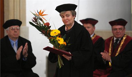 estný doktorát Dana Drábová pevzala na pd liberecké Technické univerzity. 
