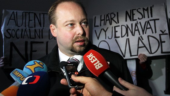 Jeron�m Tejc p�ich�z� na jedn�n� veden� �SSD, kter� se m� zab�vat, kdo bude za