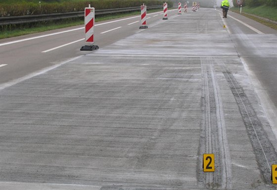 Nepozorný idi pidlal práci stavam. Ti musí poniený beton odstranit a místo vybetonovat znovu.