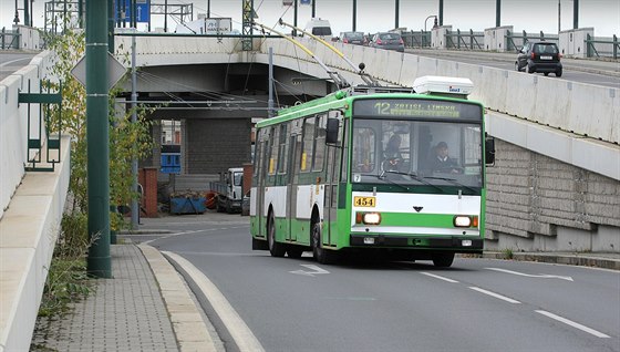 V Plzni se pejmenuje asi polovina ze 170 zastávek MHD.